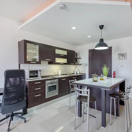 Cozy 2 Bedroom In Swieqi Near St Julians And Paceville דירה *